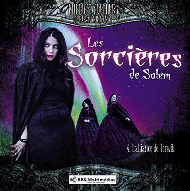Couverture du roman Les Sorcières de Salem – L’alliance de Terwik de Millie Sydenier, livre audio lu par Marina Graf. On y voit trois femmes en manteaux noirs à capuches, dans une atmosphère sombre et mystérieuse. Au premier plan, une femme aux cheveux noirs et au regard intense se tient sur la gauche, tandis qu’au fond deux autres silhouettes féminines complètent la scène. Le ciel en arrière-plan est illuminé par des lueurs vertes et violettes.