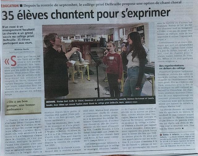 Article de presse illustré avec une photo où Marina Graf, cheffe de chœur, est en train de diriger deux jeunes filles chantant au micro. Le titre du journal est « 35 élèves chantent pour s’exprimer ». Le texte raconte le succès de l’option chant choral dans un collège privé, avec témoignages et mise en avant du rôle de Marina Graf.